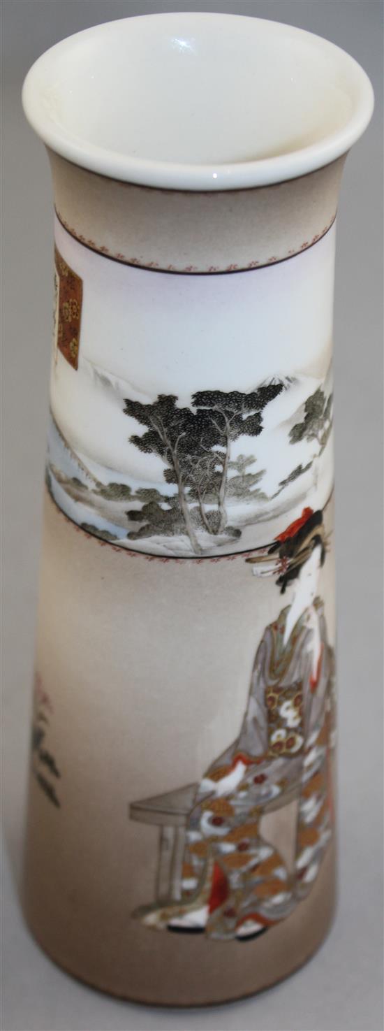 A Japanese porcelain vase by Kinkozan, Meiji period, 19cm